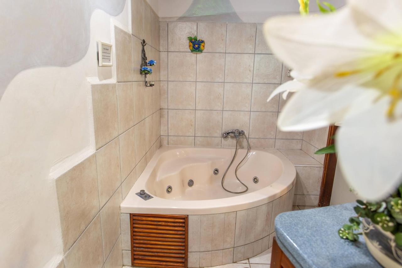 Invito Villa Rosh Pinna Exterior photo
